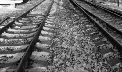 Двое молодых людей погибли на переходе через железнодорожные пути в Тверской области
